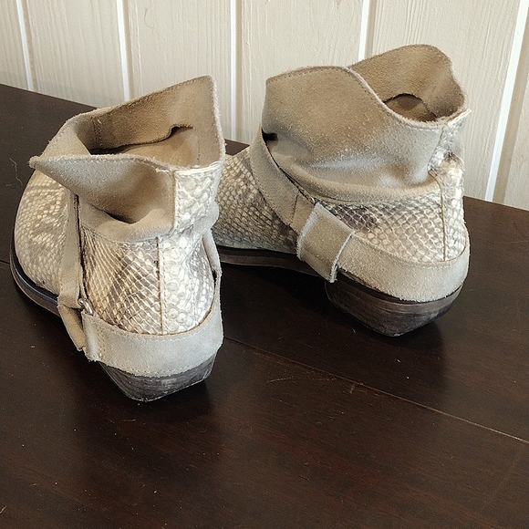 Trafaluc Suede and Snake skin embossed booties in size 7M. Cream colored - Picture 3 of 8
